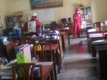 PENYEMPROTAN DISINFEKTAN DI LINGKUNGAN SMA MUHAMMADIYAH 1 PURWOKERTO