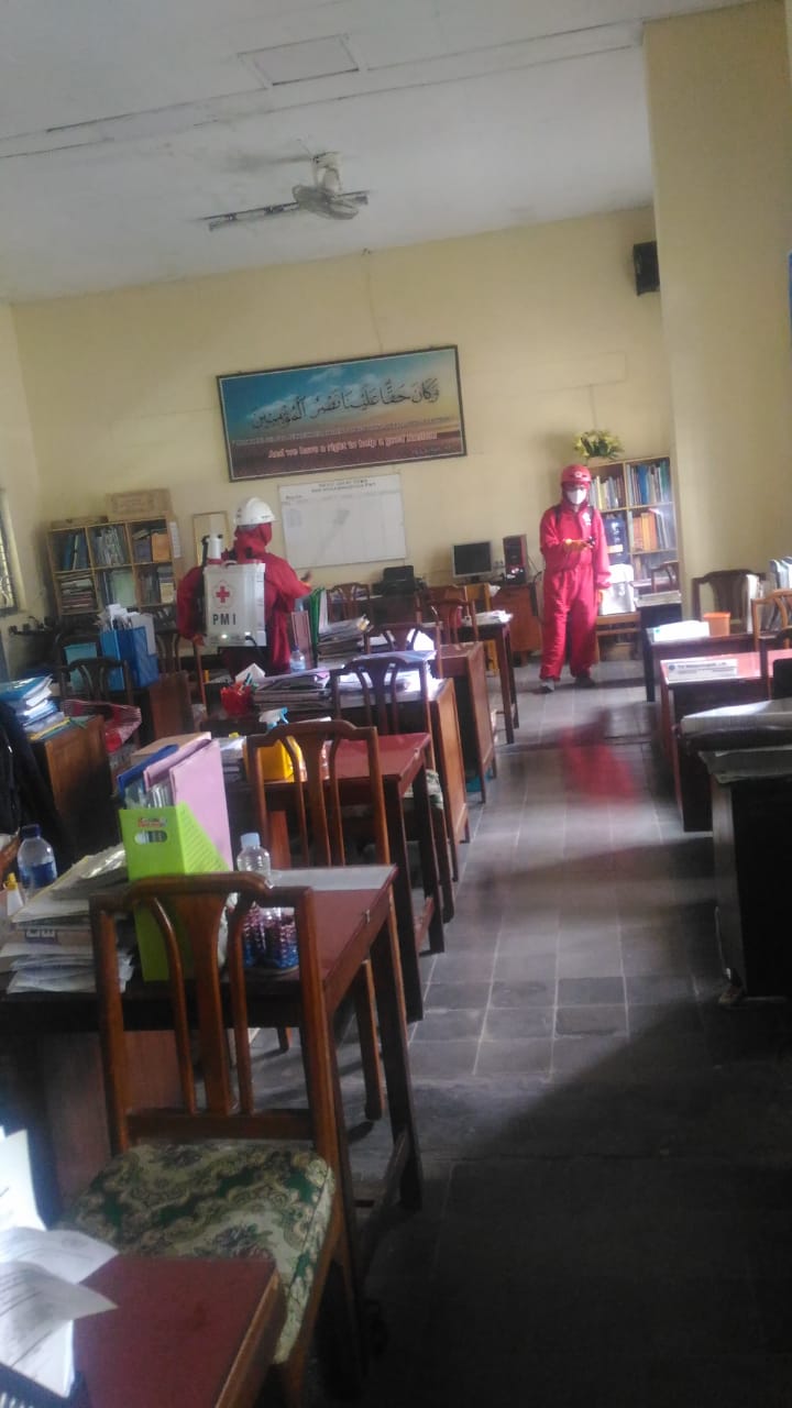 PENYEMPROTAN DISINFEKTAN DI LINGKUNGAN SMA MUHAMMADIYAH 1 PURWOKERTO