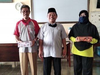 PENGHARGAAN UNTUK BAPAK-IBU GURU/KARYAWAN TELADAN