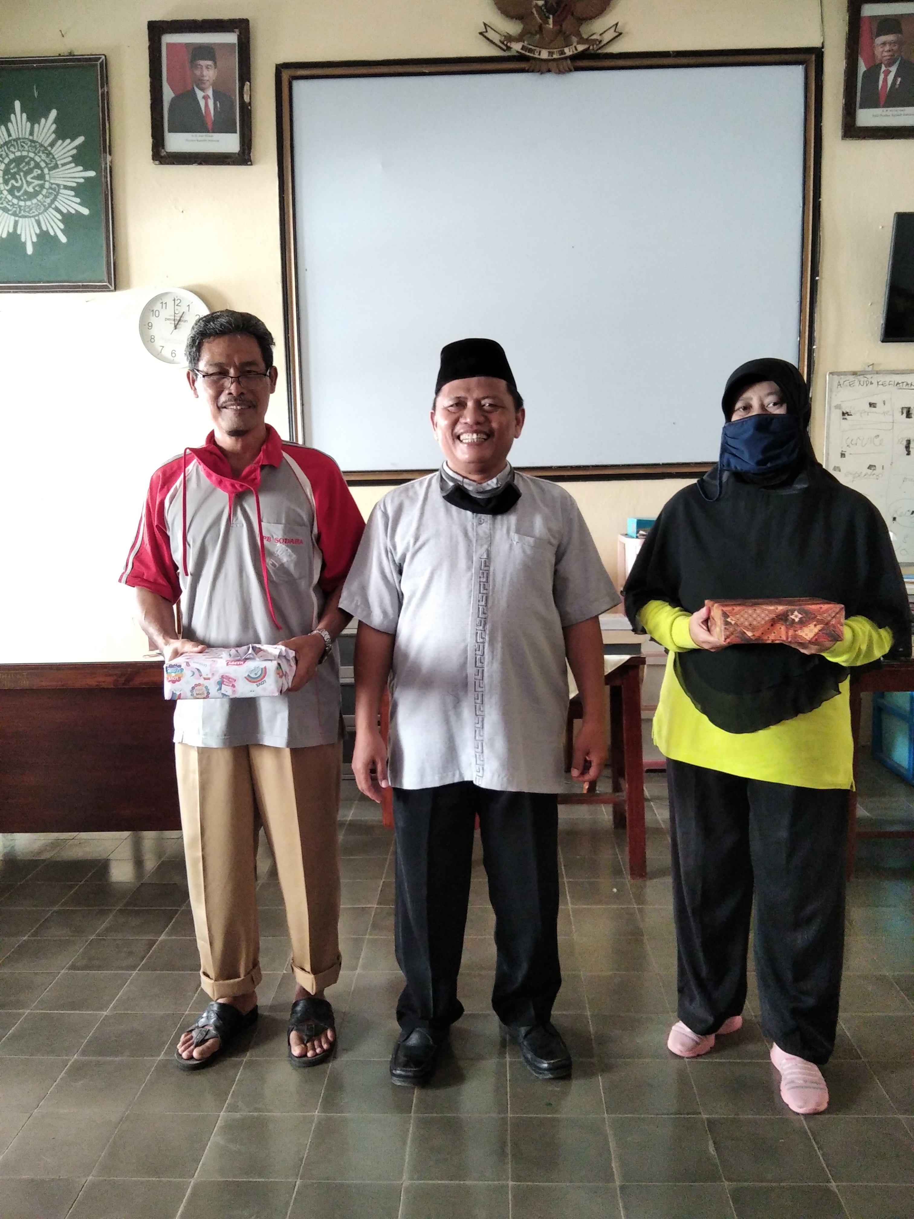 PENGHARGAAN UNTUK BAPAK-IBU GURU/KARYAWAN TELADAN