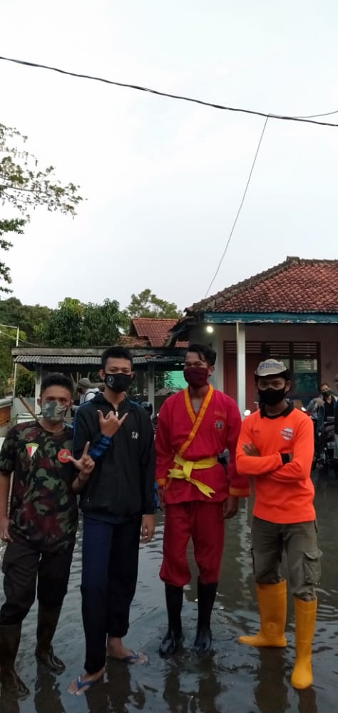PEDULI KORBAN BANJIR KEMRANJEN