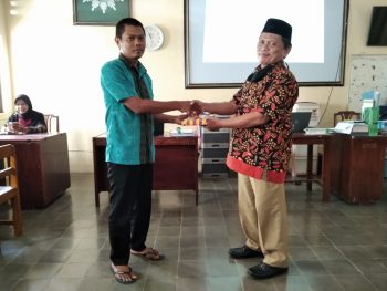 PENGHARGAAN GURU DAN KARYAWAN TELADAN BULAN